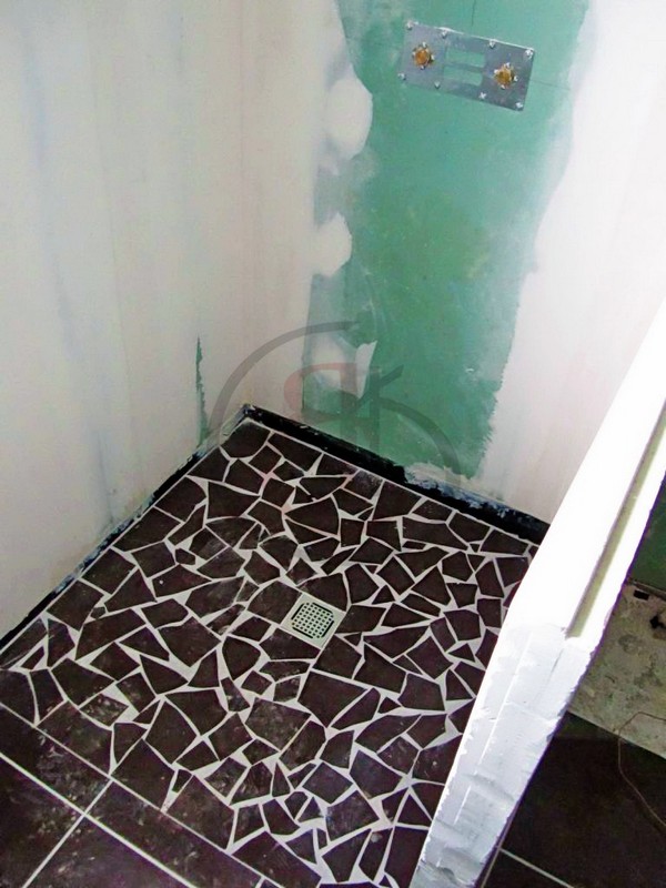 Выкладка поддона под душ в ремонте ванной комнате цены от 2500 рублей